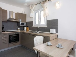 Fridge, microwave, oven, dishwasher - in Dugi Rat mit Großer Terrasse by Interhome (Dugi Rat)