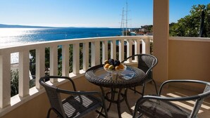 Outdoor dining - in Dugi Rat mit Großer Terrasse by Interhome (Dugi Rat)
