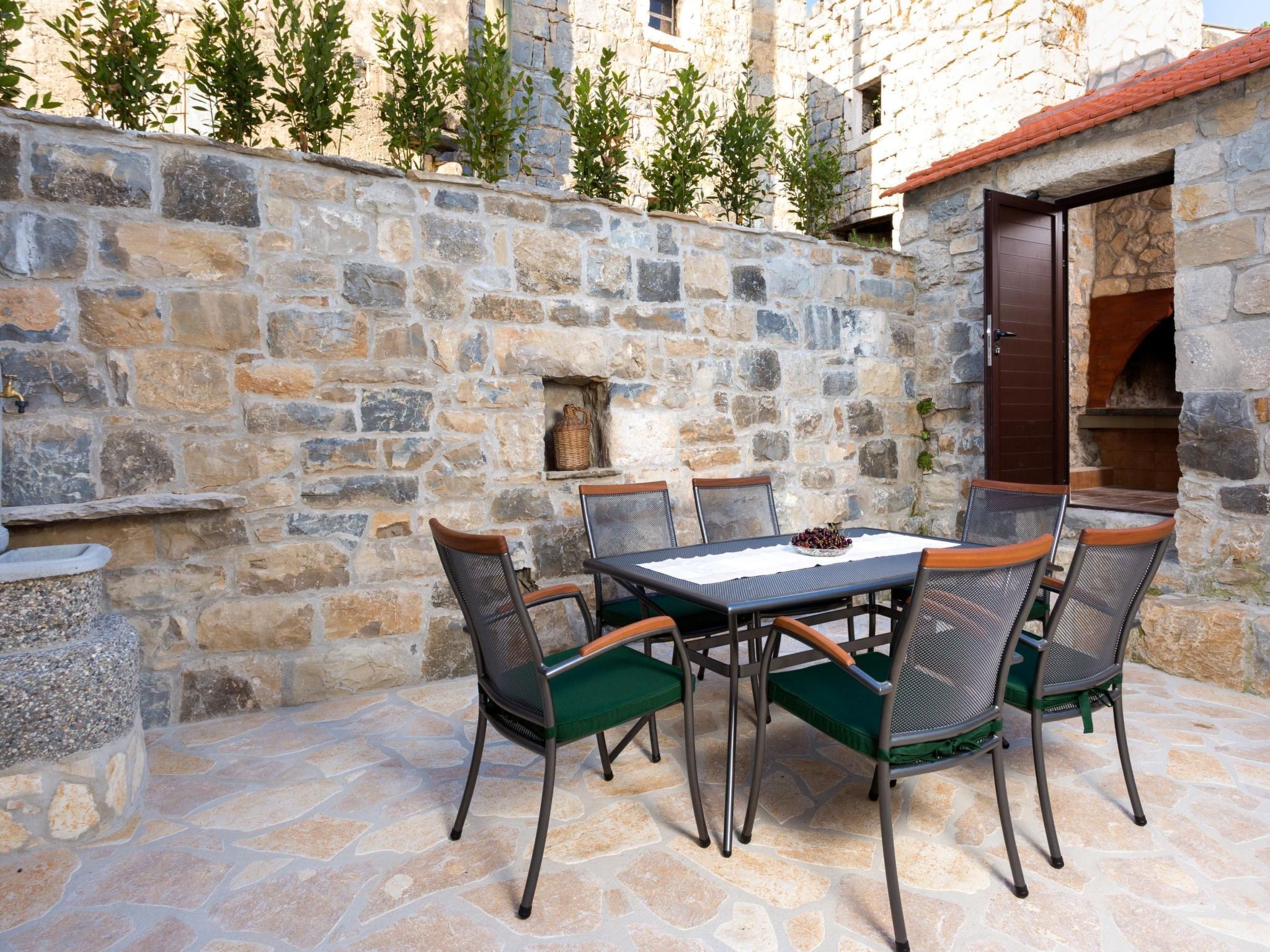 تناول الطعام بالخارج