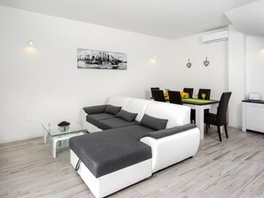 Living area - in Srinjine mit Privatem Pool by Interhome (Srinjine)