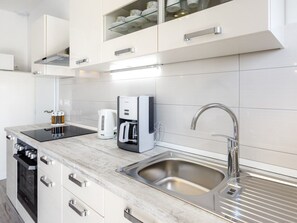 Fridge, microwave, oven, dishwasher - in Srinjine mit Privatem Pool by Interhome (Srinjine)