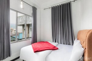 Escritorio, wifi gratis y ropa de cama 