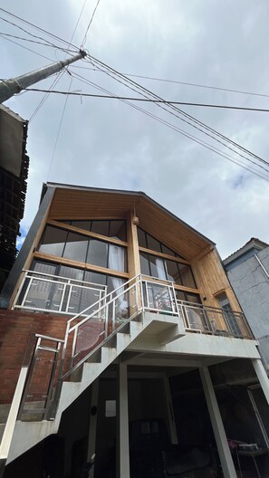 Front of property - Rees Cabin & Homestay (Dieng Kulon)