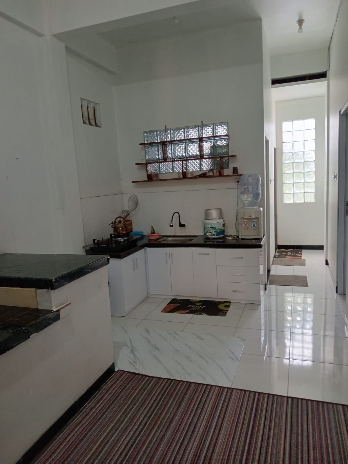 Habitación superior | Cocina privada | Parrilla de estufa, lavavajillas, arrocera y utensilios de cocina 