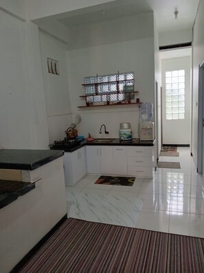 Rom – superior | Eget kjøkken | Kokeplater, oppvaskmaskin, riskoker og kjøkkenutstyr