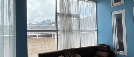 Standardværelse | Opholdsområde | 16-tommers LCD-tv med kabelkanaler