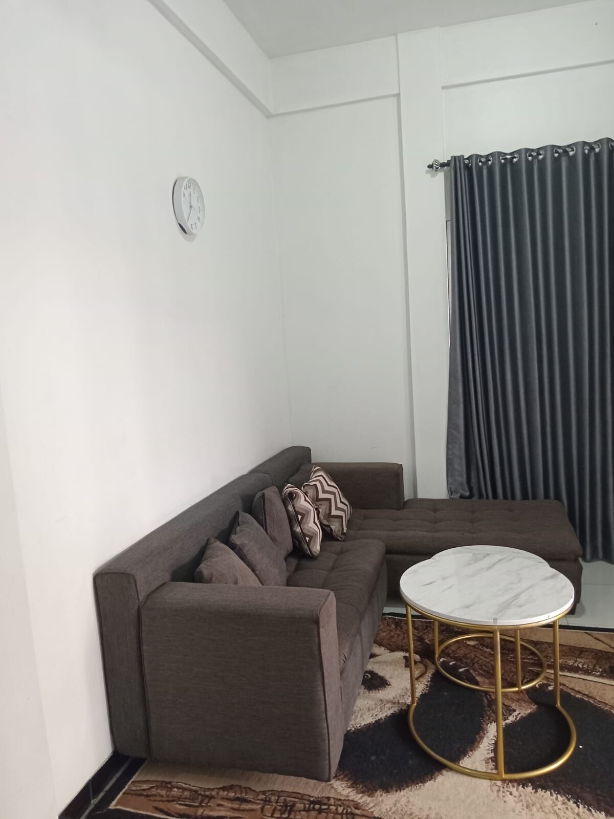 Habitación superior | Área de sala de estar | Televisión LCD de 16 pulgadas con canales por cable 