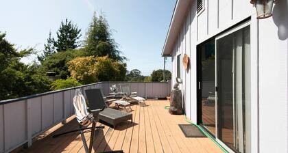 Ocean Breeze Retreat — Pacific Grove Tranquility