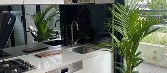 Trendy Brunswick apartment, close to lygon st restaurants, balcony city views