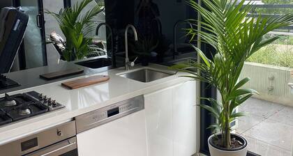 Trendy Brunswick apartment, close to lygon st restaurants, balcony city views