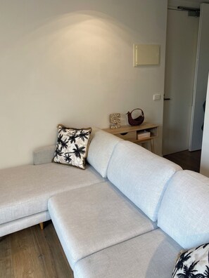 TV - Trendy Brunswick apartment, close to lygon st restaurants, balcony city views (Brunswick East)