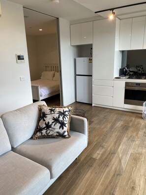 1 bedroom, bed sheets - Trendy Brunswick apartment, close to lygon st restaurants, balcony city views (Brunswick East)