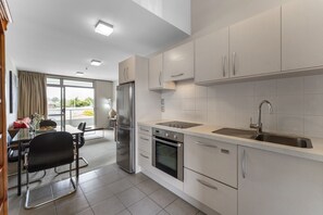 Fridge, microwave, oven, stovetop - Lake Terrace Apartment (Taupō)