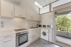 Fridge, microwave, oven, stovetop - Lake Terrace Apartment (Taupō)