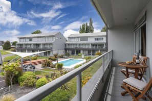 Outdoor dining - Lake Terrace Apartment (Taupō)
