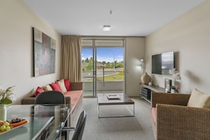 TV - Lake Terrace Apartment (Taupō)