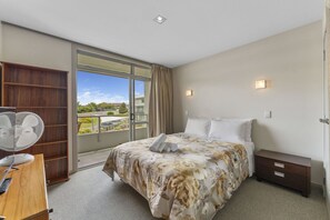 2 bedrooms, iron/ironing board, WiFi, bed sheets - Lake Terrace Apartment (Taupō)