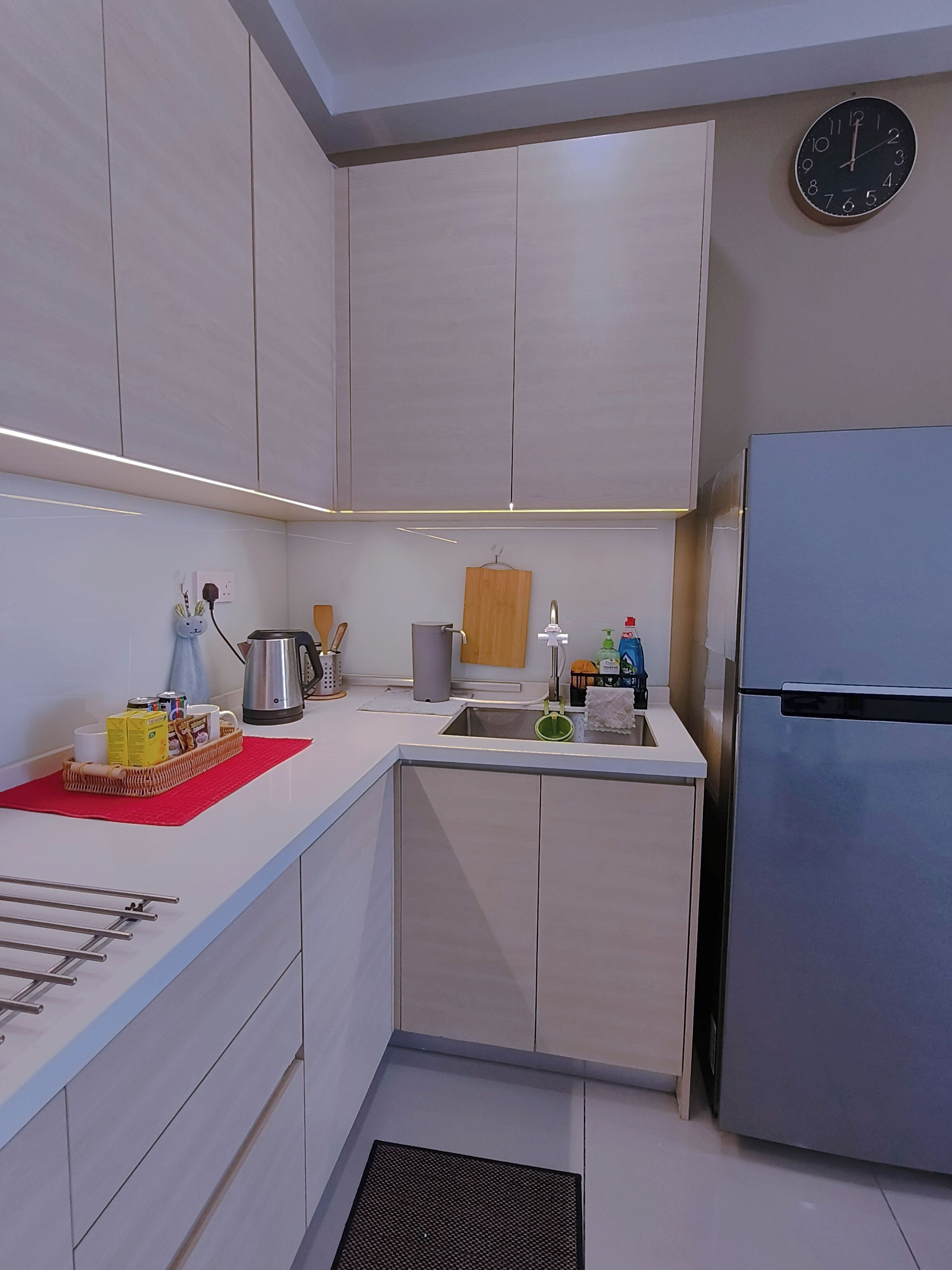 Refrigerador, parrilla de estufa y tetera eléctrica 