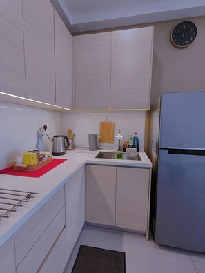 Kylskåp, spishäll, vattenkokare och grytor/köksredskap