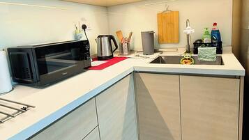 Kühlschrank, Herdplatte, Wasserkocher, Kochgeschirr/Geschirr/Besteck