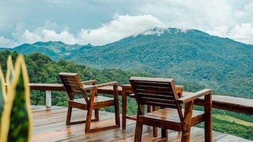 Deluxe-Villa, 1 King-Bett, Balkon, Bergblick | Wohnbereich