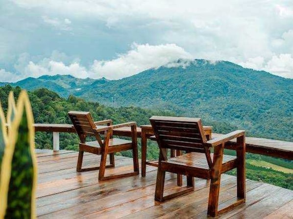 Deluxe-Villa, 1 King-Bett, Balkon, Bergblick | Wohnbereich