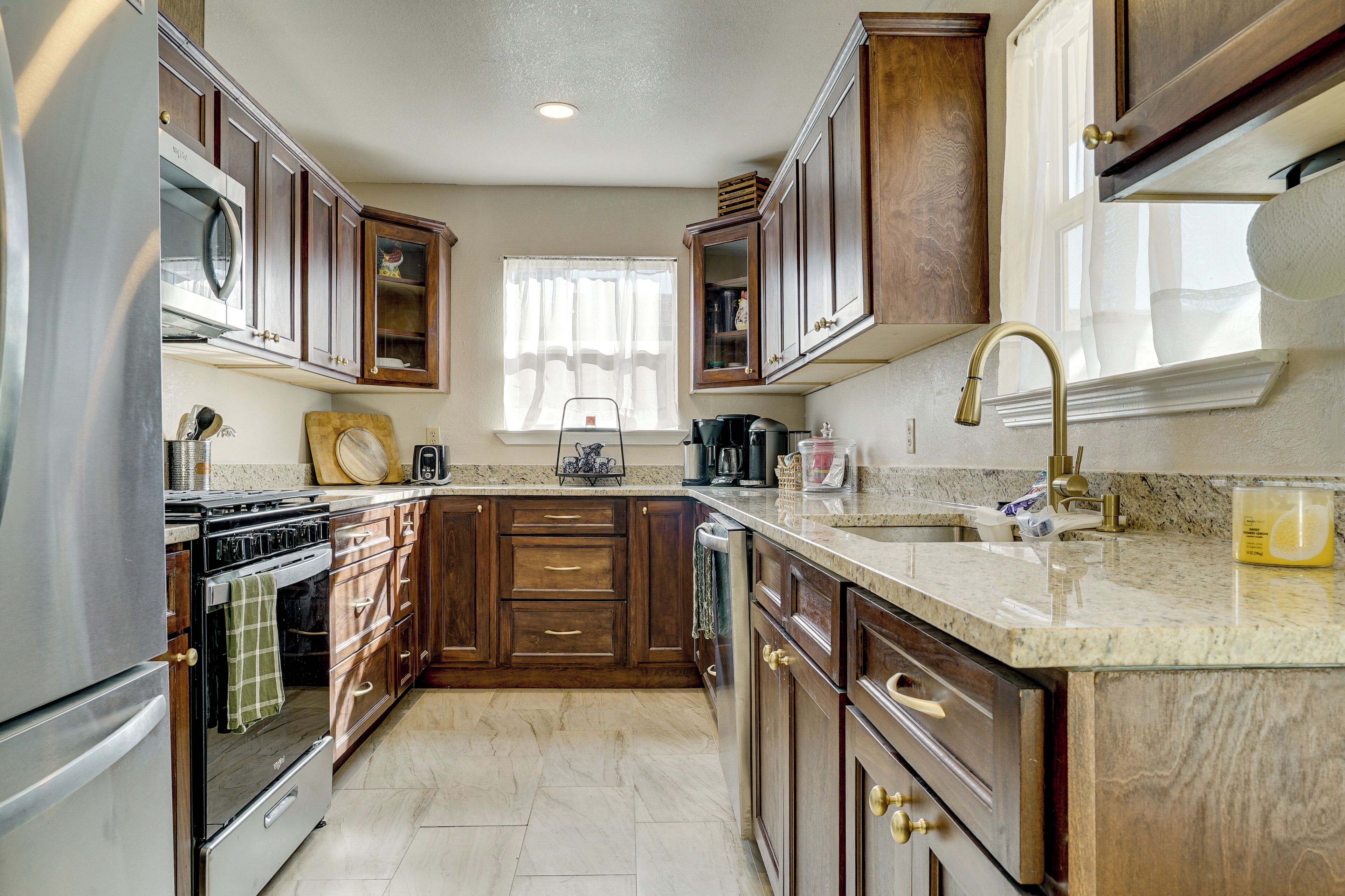 Kühlschrank, Mikrowelle, Herdplatte, Geschirrspüler