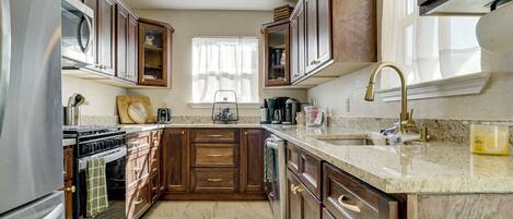 Kühlschrank, Mikrowelle, Herdplatte, Geschirrspüler