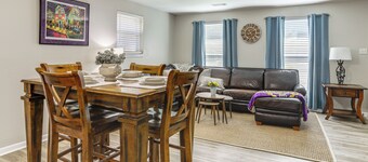 1 Mi to LSU, Tiger Stadium! Lovely Home w/ Parking