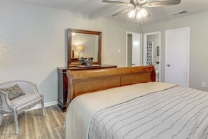 3 bedrooms, desk, iron/ironing board, internet