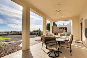 Outdoor dining - Golf, Hike & Stargaze: Quiet Home in Las Cruces (Las Cruces)