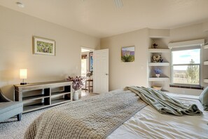 2 bedrooms, desk, internet, bed sheets - Golf, Hike & Stargaze: Quiet Home in Las Cruces (Las Cruces)