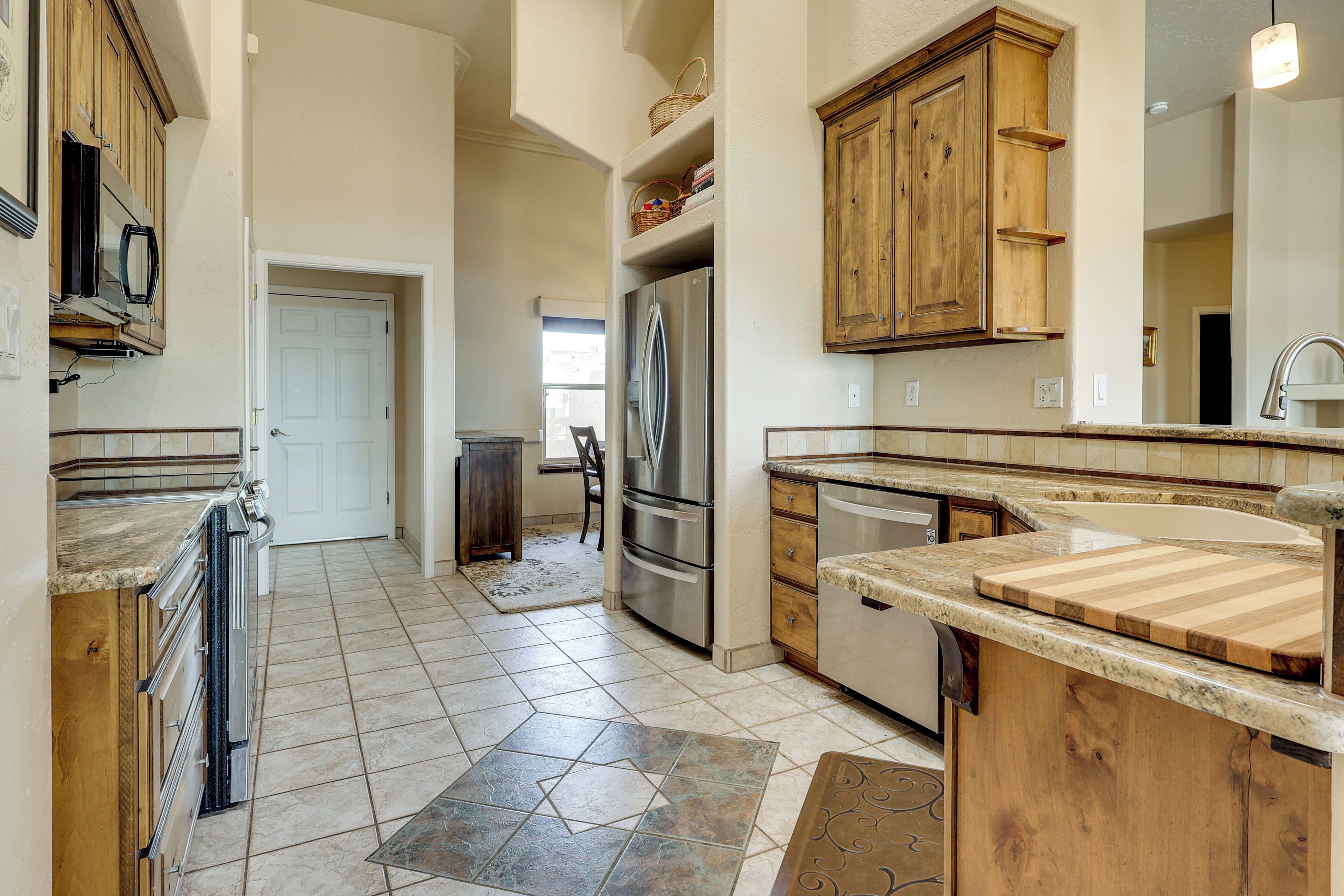 Een koelkast, een microgolfoven, een kookplaat, een vaatwasser