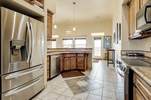 Fridge, microwave, stovetop, dishwasher - Golf, Hike & Stargaze: Quiet Home in Las Cruces (Las Cruces)