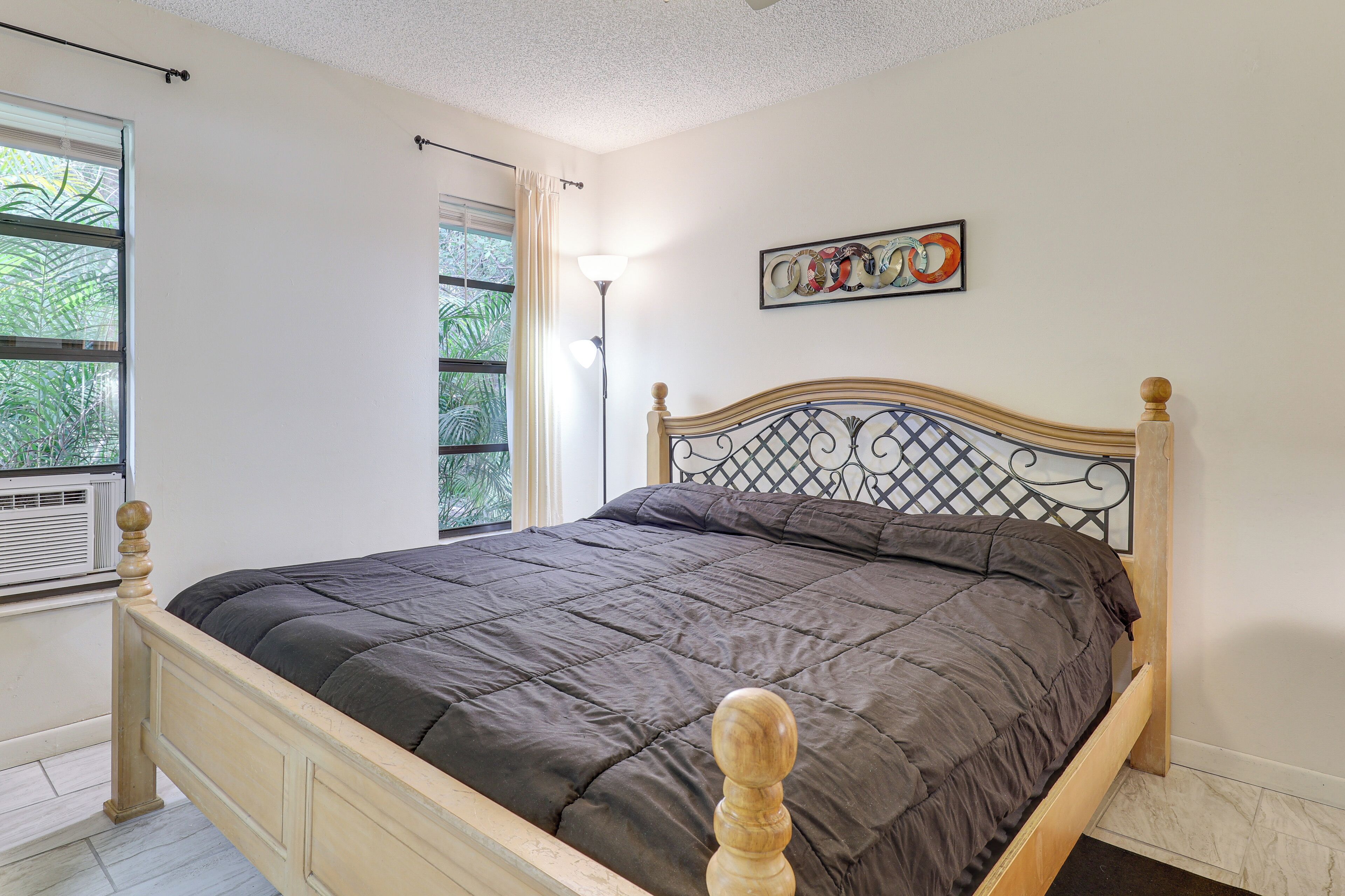 Skrivbord, strykjärn/strykbräda, internet och sängkläder