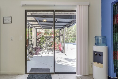 Serene West Palm Beach Gem: Outdoor Entertainment!