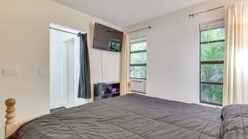 办公桌、熨斗/熨衣板、上网接入、床单