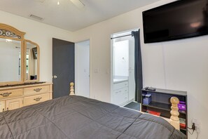 1 habitación, escritorio y tabla de planchar con plancha 