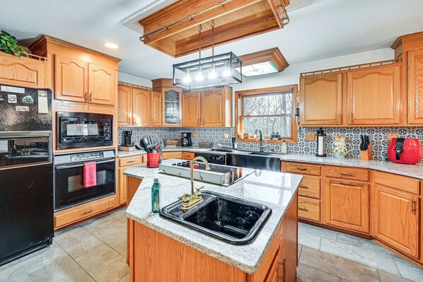 Fridge, microwave, stovetop, dishwasher - Spacious Retreat w/ Deck: 14 Mi to Nolin Lake! (Sonora)