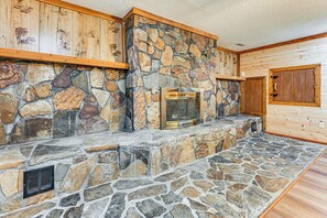 Interior - Spacious Retreat w/ Deck: 14 Mi to Nolin Lake! (Sonora)