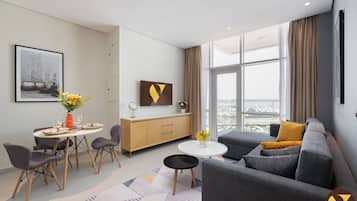 Appartement, balcon, vue ville | Coin séjour | TV connectée de 65 pouces avec chaînes par câble