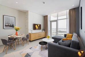 Apartment, Balkon, Stadtblick | Wohnbereich | 65-Zoll-Smart-TV mit Kabelempfang