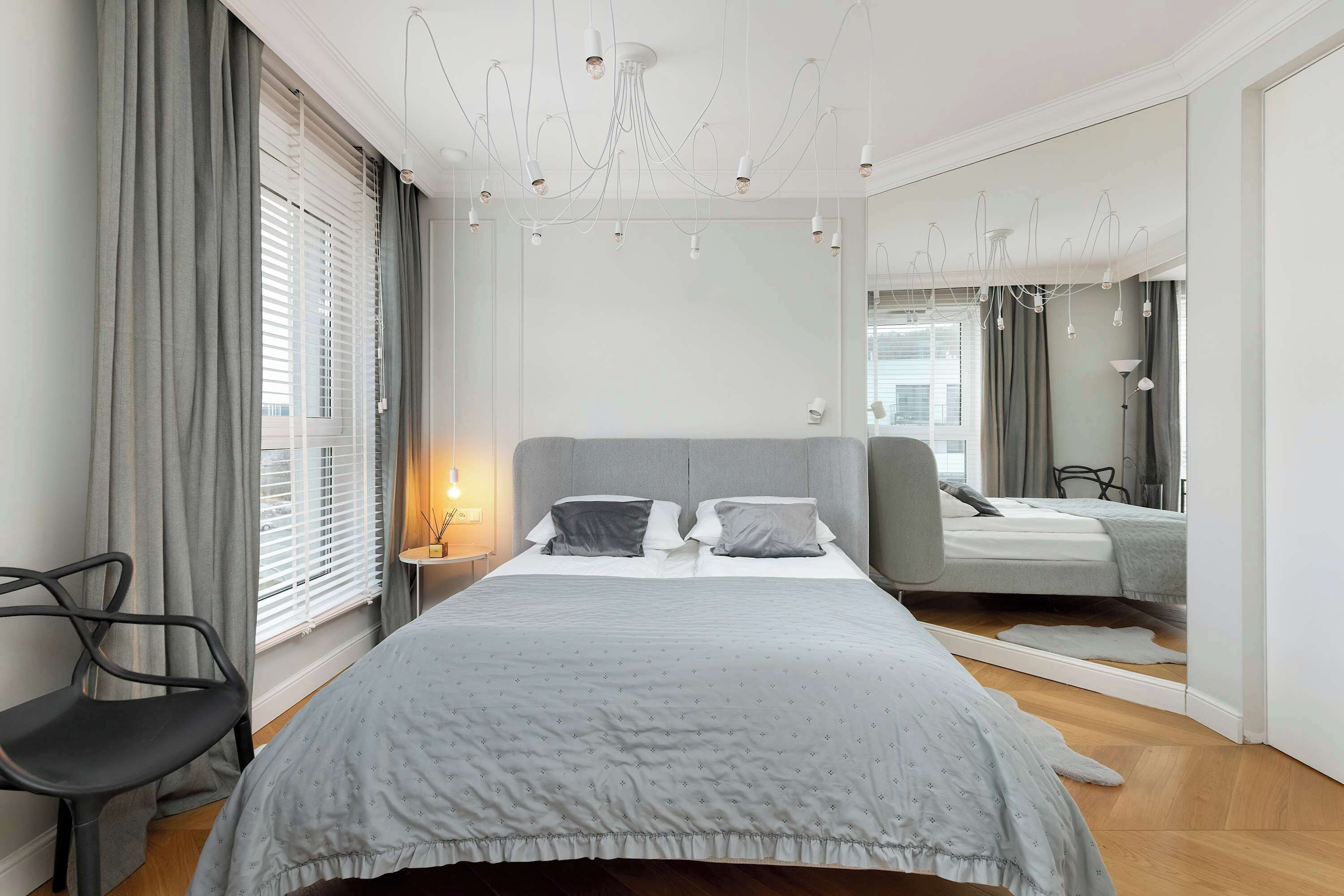 Escritorio, tabla de planchar con plancha, wifi y ropa de cama