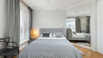 Escritorio, tabla de planchar con plancha, wifi y ropa de cama