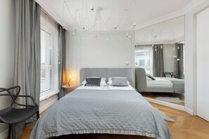 Escriptori, planxa i posts de planxar, wifi i roba de llit 