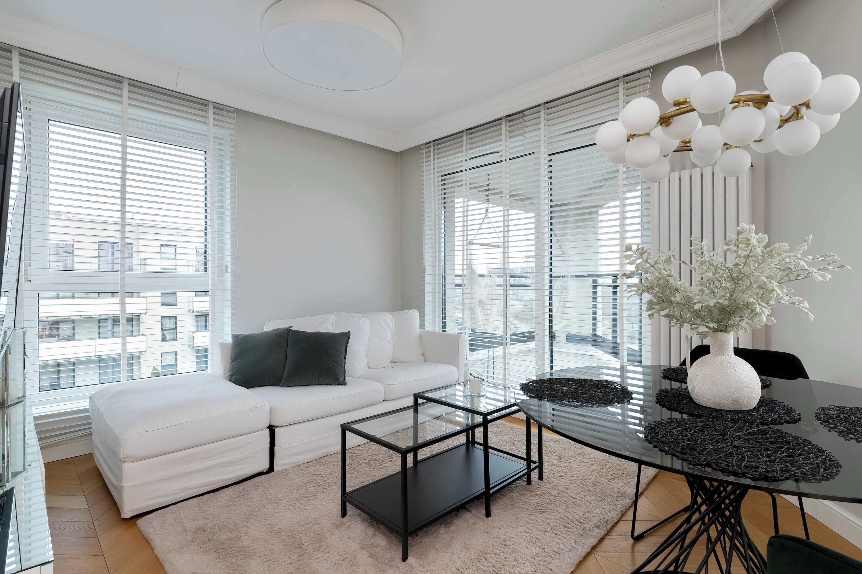 Una televisión, una oficina