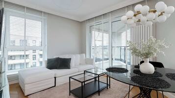 Una televisión, una oficina