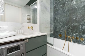 Een douche, een haardroger, handdoeken, shampoo