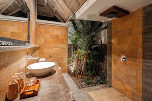 Shower, perlengkapan mandi gratis, pengering rambut, dan handuk