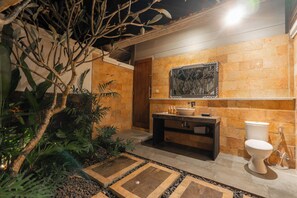 Family Double Room, Balcony, Garden View | Bathroom
